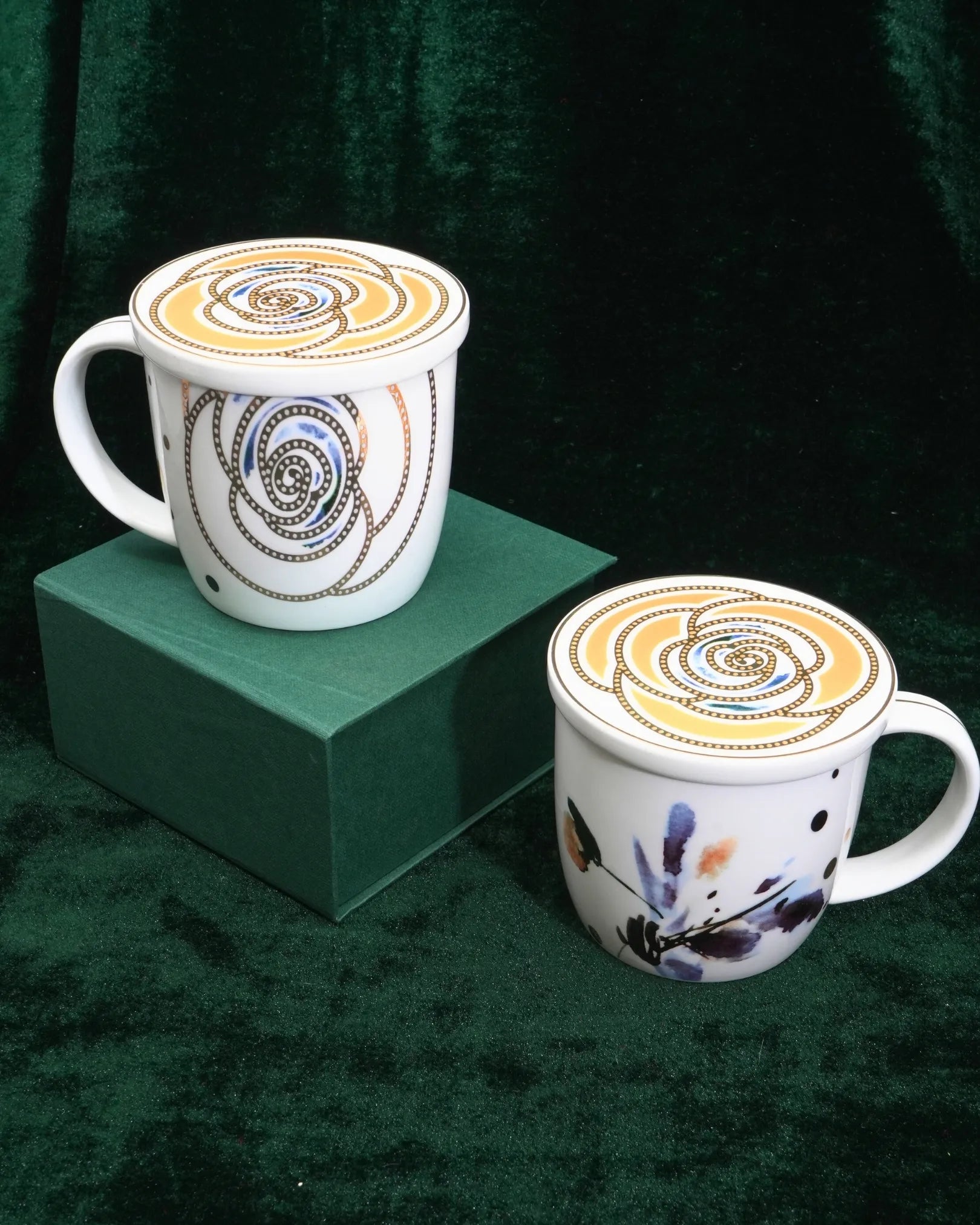 Elegant Ceramic Mug Set with Artistic Lid Design